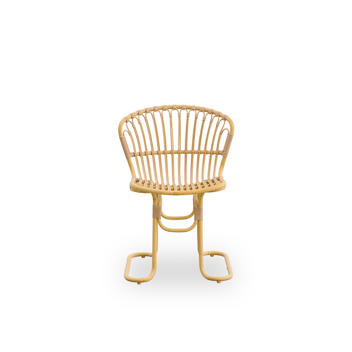 Ren front vinkel af Rita Exterior spisestol designet af Nanna Ditzel.
Skulpturelle ben sikrer stabilitet på enhver udendørs overflade. Ramme af aluminium i rattan-look med ArtFibre-flet.
