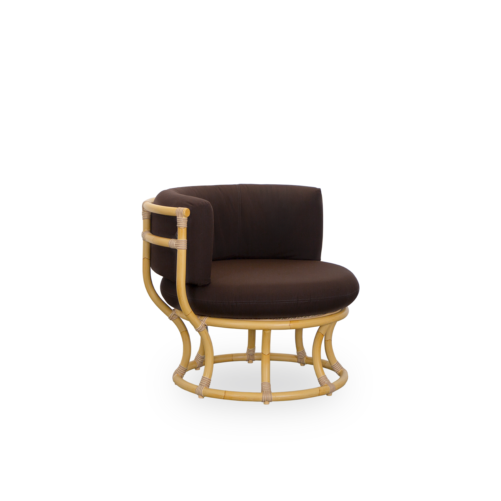 Side view af Coco udendørs loungestol i rattan-look, designet af Nanna Ditzel. Designet er baseret på perfekte cirkler og har en aluminiumsramme med flettede ArtFibre-detaljer. Lænestol vist med brun hynde.