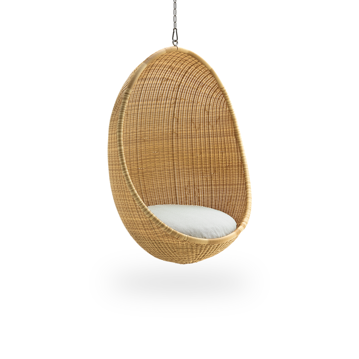 Side view af Hanging Egg udendørs i farven Natural. Hængestolen har en rund form og er fuldt flettet i ArtFibre på en aluminiumsramme.