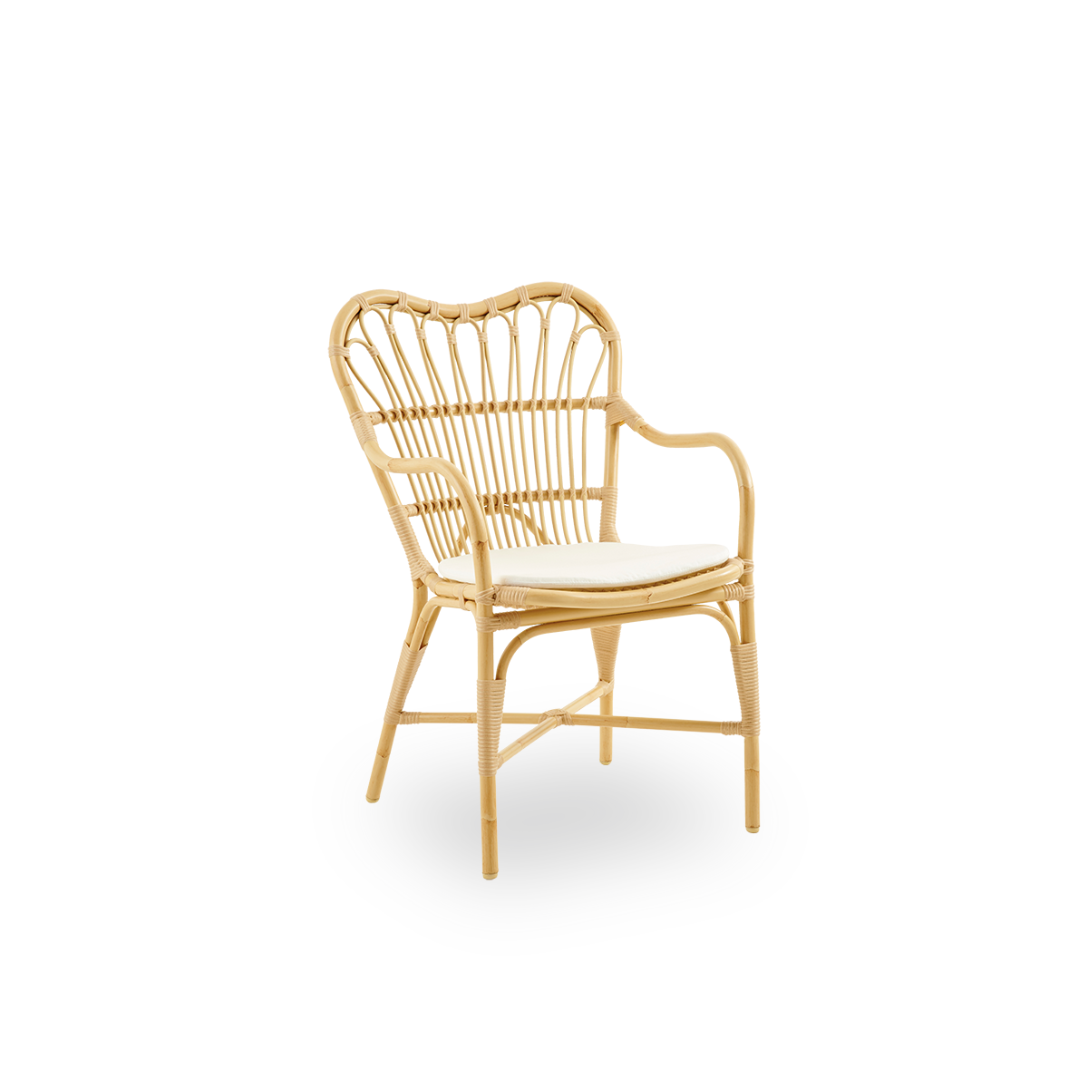Side view af Margret udendørs spisestol med høj, bred ryg og buede armlæn. Aluminiumsramme i naturligt rattan-look med ArtFibre-omviklinger.