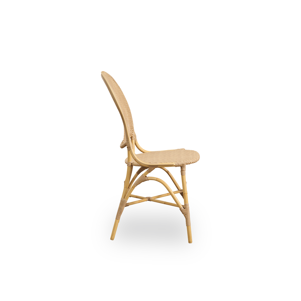 Ren sidevisning af Rossini udendørs spisebordsstol i naturlig farve. Elegant stol med rund ryg i enkelt design. Aluminiumsramme i rattan-look med flet af ArtFibre på sæde og ryg.