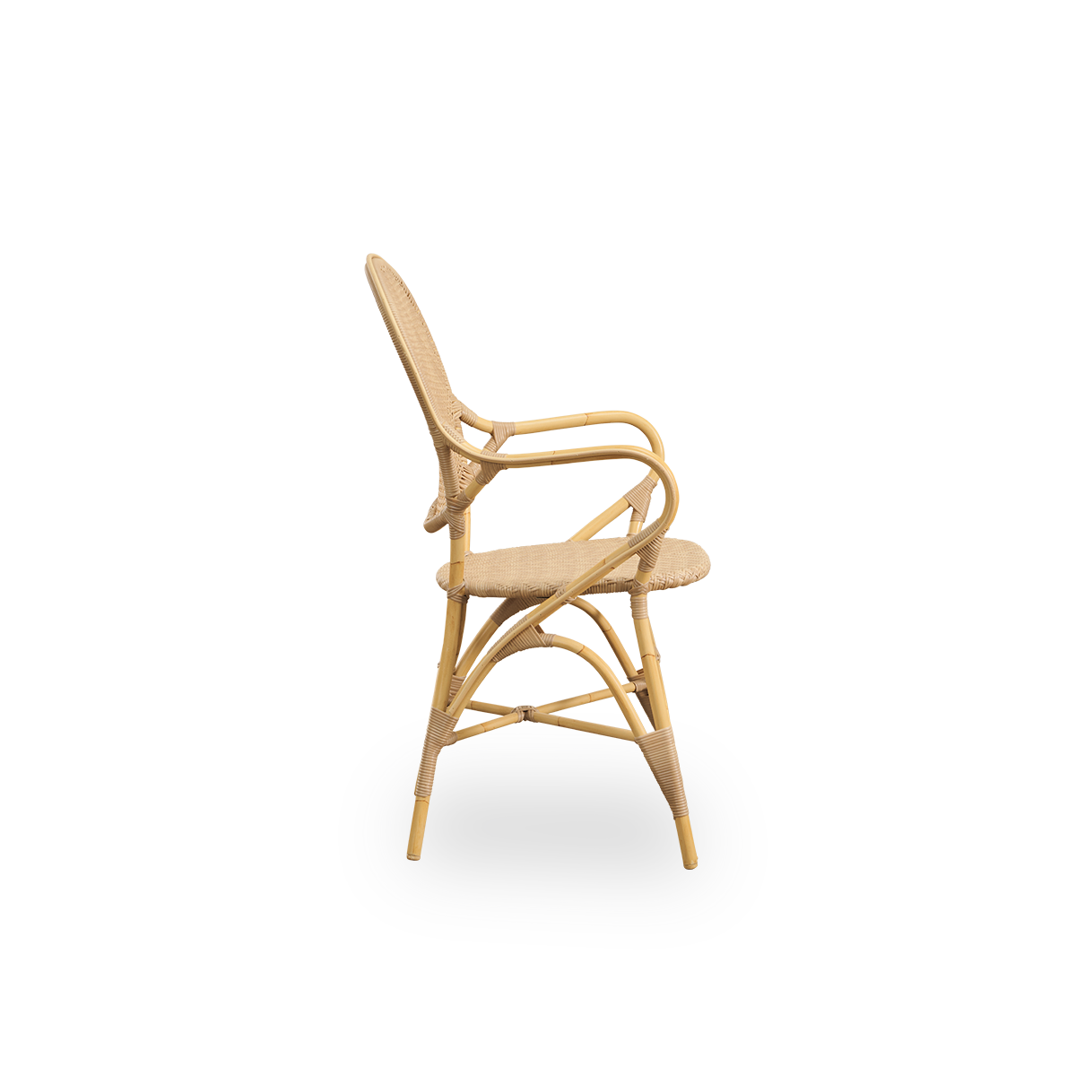 Ren sidevisning af Rossini udendørs spisebordsarmstol i naturlig farve. Elegant stol med rund ryg og armlæn i enkelt design. Aluminiumsramme i rattan-look med flet af ArtFibre på sæde og ryg.