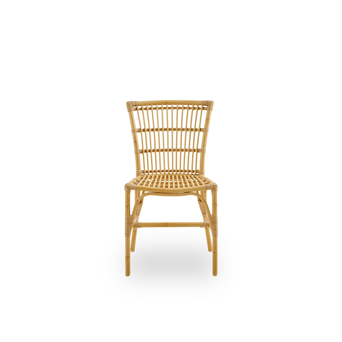 Ren front vinkel af Elisabeth udendørs spisestol i rattan-look. En lille udendørs spisestol med et minimalistisk design. Aluminiumsramme med ArtFibre-flet.