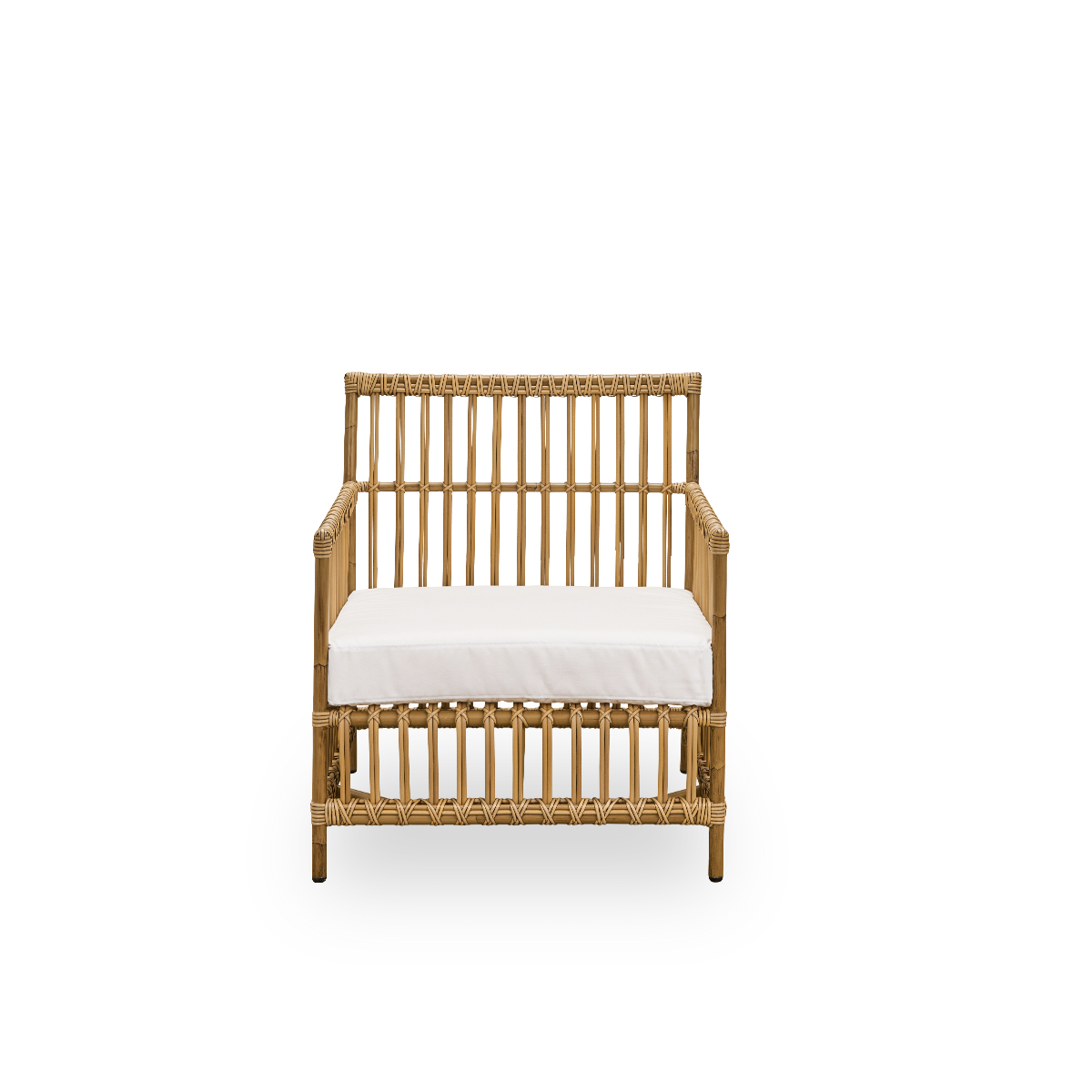 Ren front vinkel af Caroline Exterior loungestol i farven Antique Brown, et simpelt og elegant dansk design. Stolens ramme er fremstillet af aluminium med elegante ArtFibre-detaljer. Designet er minimalistisk og elegant.