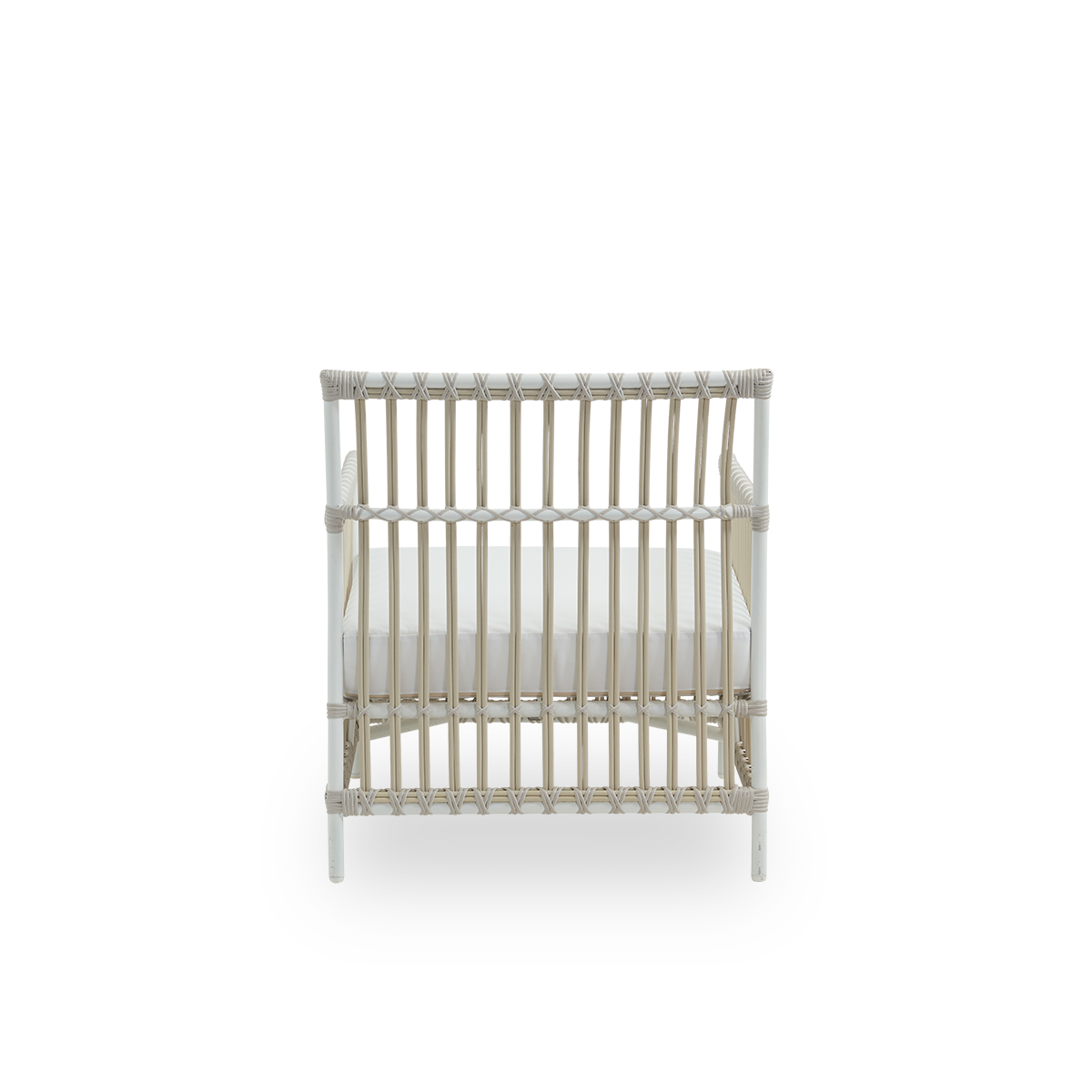Bagfra vinkel af Caroline udendørs loungestol i farven duehvid, præsenteret i et simpelt og elegant dansk design. Stolens ramme er lavet af aluminium med elegante ArtFibre-detaljer. Stolen har et hyggeligt og beroligende udtryk.