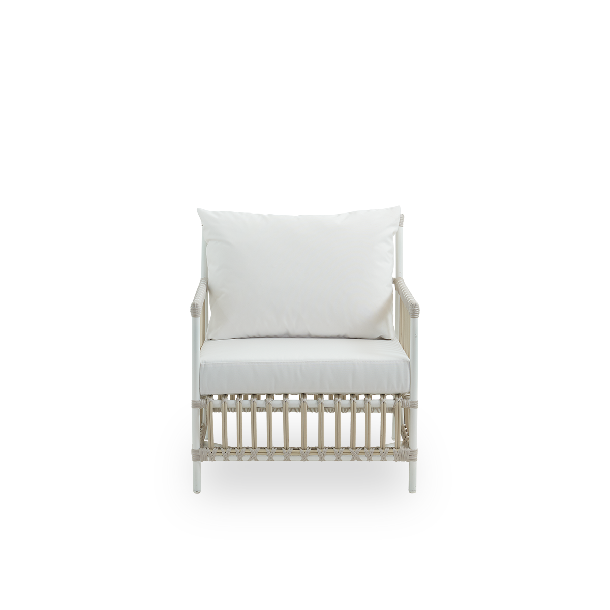 Ren front vinkel af Caroline Exterior loungestol i farven Dove White, præsenteret i et simpelt og elegant dansk design. Stolens ramme er fremstillet af aluminium med elegante ArtFibre-detaljer. Stolen har en hyggelig og beroligende udstråling.