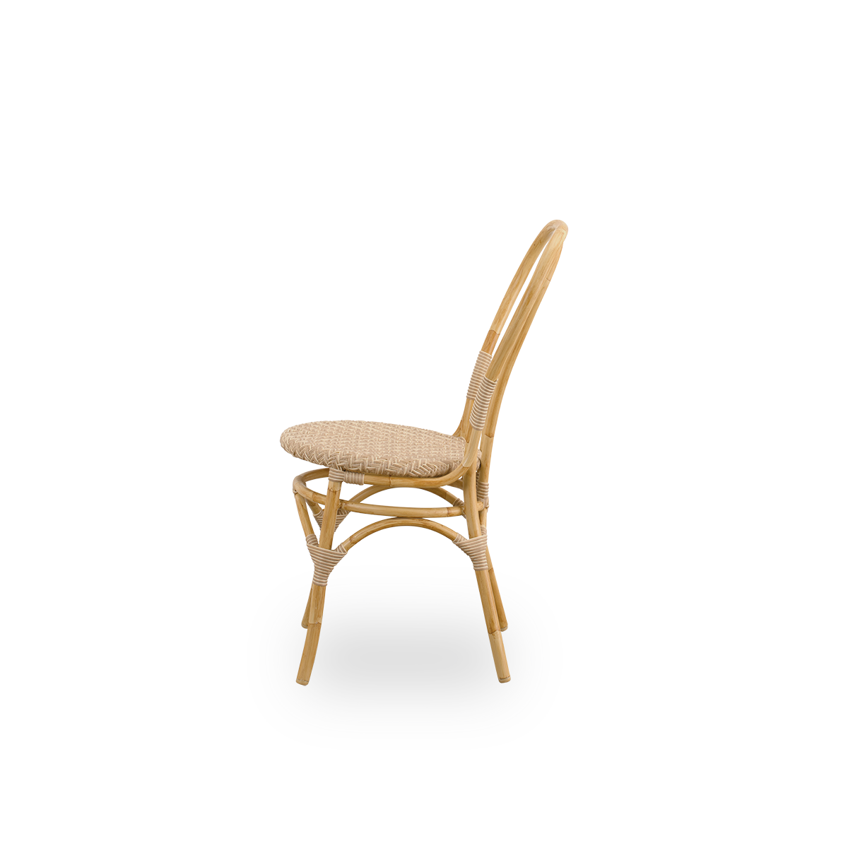 Ren sidevisning af Lulu Exterior spisebordsstol. En let udendørs bistrostol med rund, enkel ryg, fremstillet med aluminiumsramme i håndmalet rattan-look med ArtFibre-fletninger.