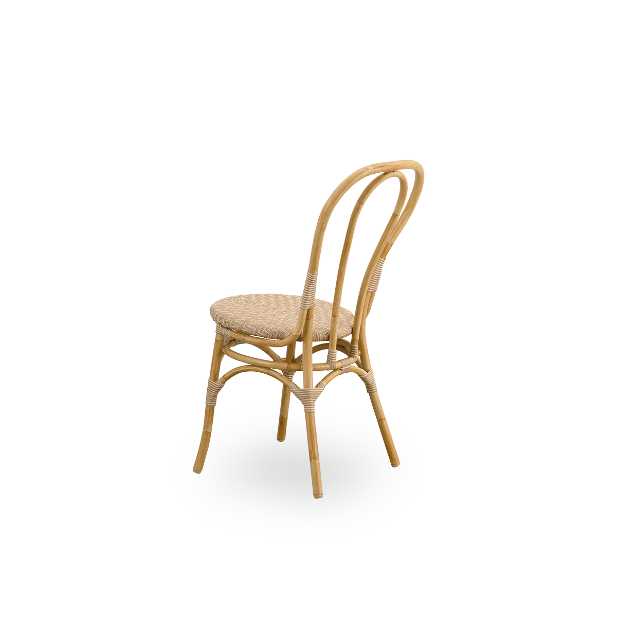 Bagfra vinkel af Lulu udendørs spisestol, en let bistrostol til udendørs brug med rundt, enkelt ryglæn. Præsenteret med aluminiumsramme i håndmalet rattanlook med ArtFibre-flet.