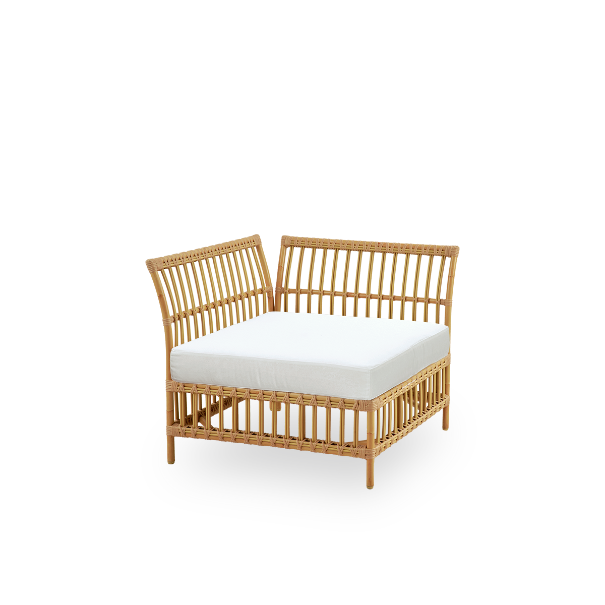 Side view af Maggie udendørs sofa hjørnemodul i Natural farve præsenteret med hvid sæde- og rygpude. Aluminiumsramme i håndmalet rattan-look med ArtFibre-omviklinger.