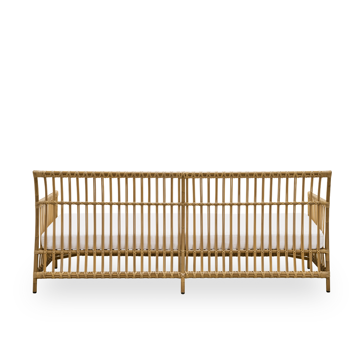 Bagfra vinkel af Caroline udendørs 3-personers sofa i farven antik, et simpelt og elegant dansk design. Aluminiumsramme i rattanlook med ArtFibre-bindinger.