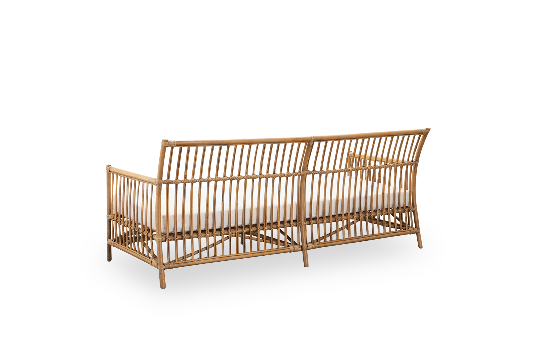 Bagfra vinkel af Caroline udendørs 3-personers sofa i farven antik, et simpelt og elegant dansk design. Aluminiumsramme i rattanlook med ArtFibre-bindinger.