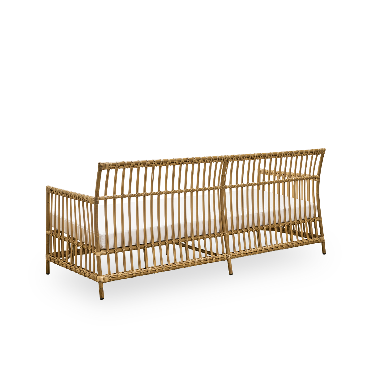Bagfra vinkel af Caroline udendørs 3-personers sofa i farven antik, et simpelt og elegant dansk design. Aluminiumsramme i rattanlook med ArtFibre-bindinger.