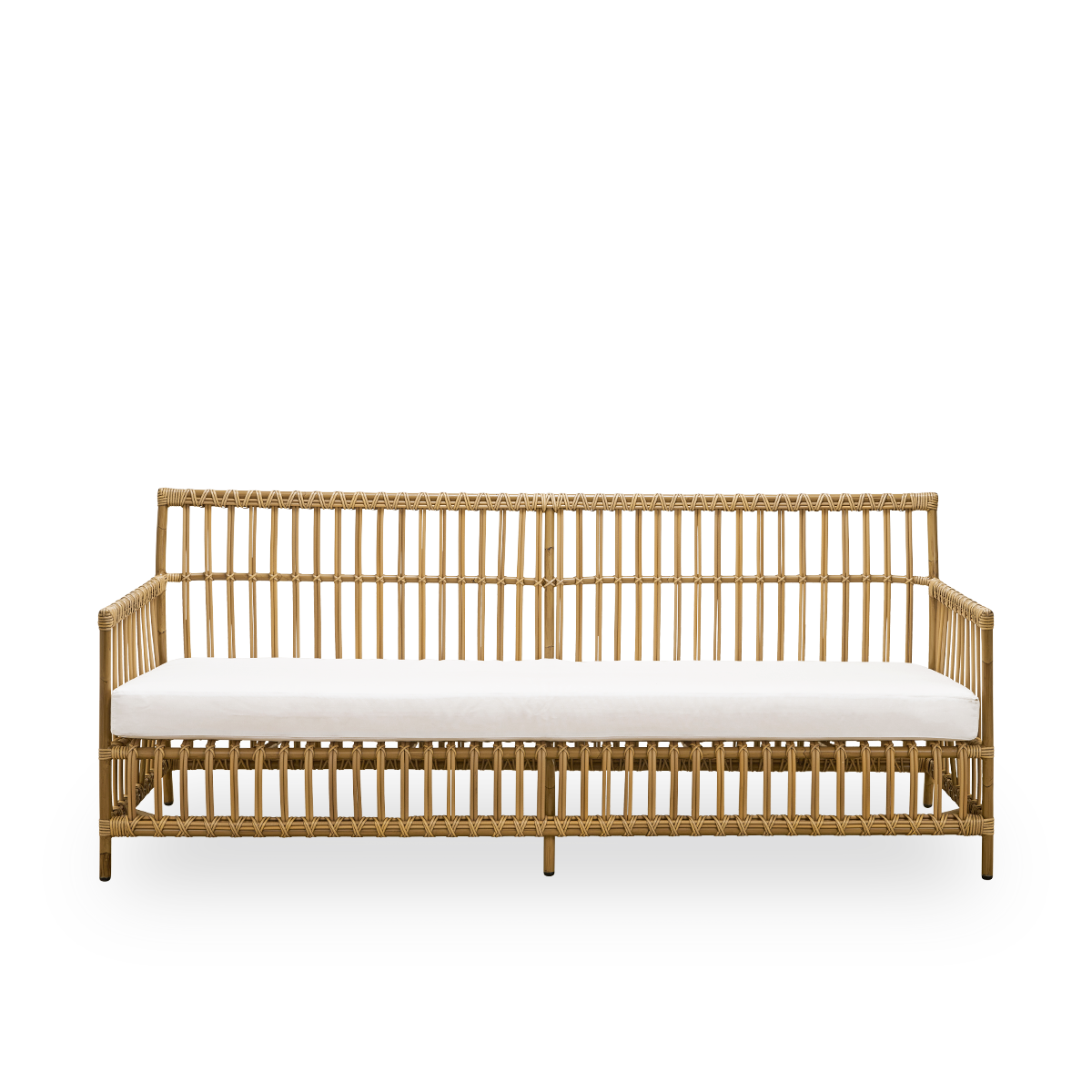 Ren front vinkel af Caroline udendørs 3-personers sofa i farven Antique, et simpelt og elegant dansk design. Aluminiumsramme i rattan-look med ArtFibre-bindinger.