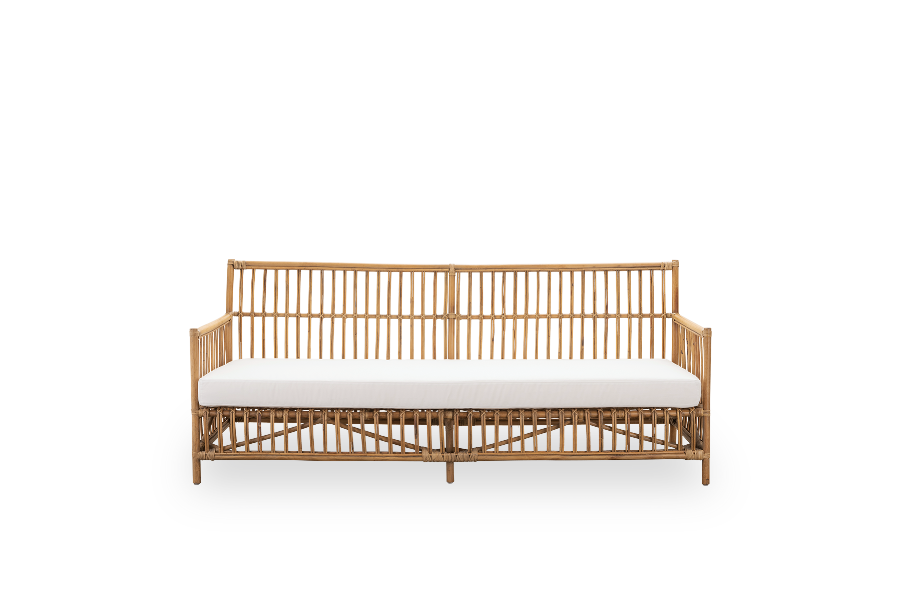 Ren front vinkel af Caroline udendørs 3-personers sofa i farven Antique, et simpelt og elegant dansk design. Aluminiumsramme i rattan-look med ArtFibre-bindinger.