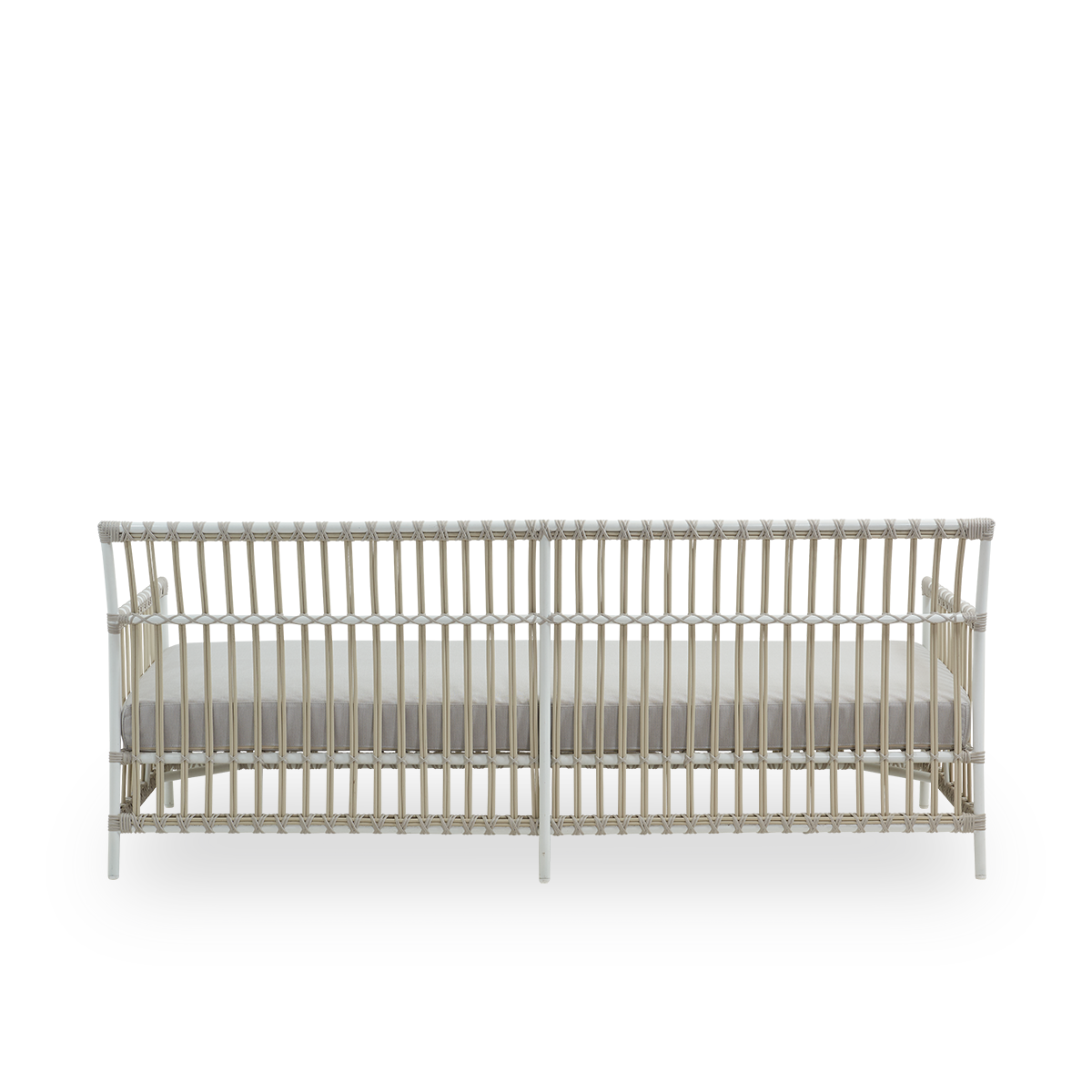 Bagfra vinkel af Caroline udendørs 3-personers sofa i farven duehvid, et simpelt og elegant dansk design. Aluminiumsramme med ArtFibre-bindinger.