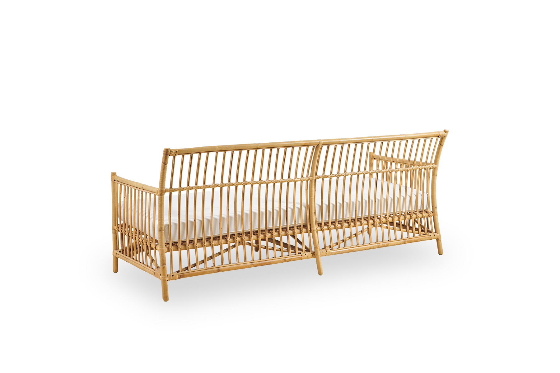 Bagfra vinkel af Caroline udendørs 3-personers sofa i farven natur, et simpelt og elegant dansk design. Aluminiumsramme i rattanlook med ArtFibre-bindinger.