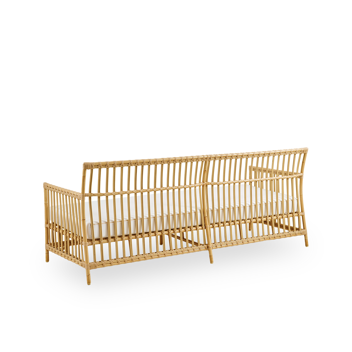 Bagfra vinkel af Caroline udendørs 3-personers sofa i farven natur, et simpelt og elegant dansk design. Aluminiumsramme i rattanlook med ArtFibre-bindinger.