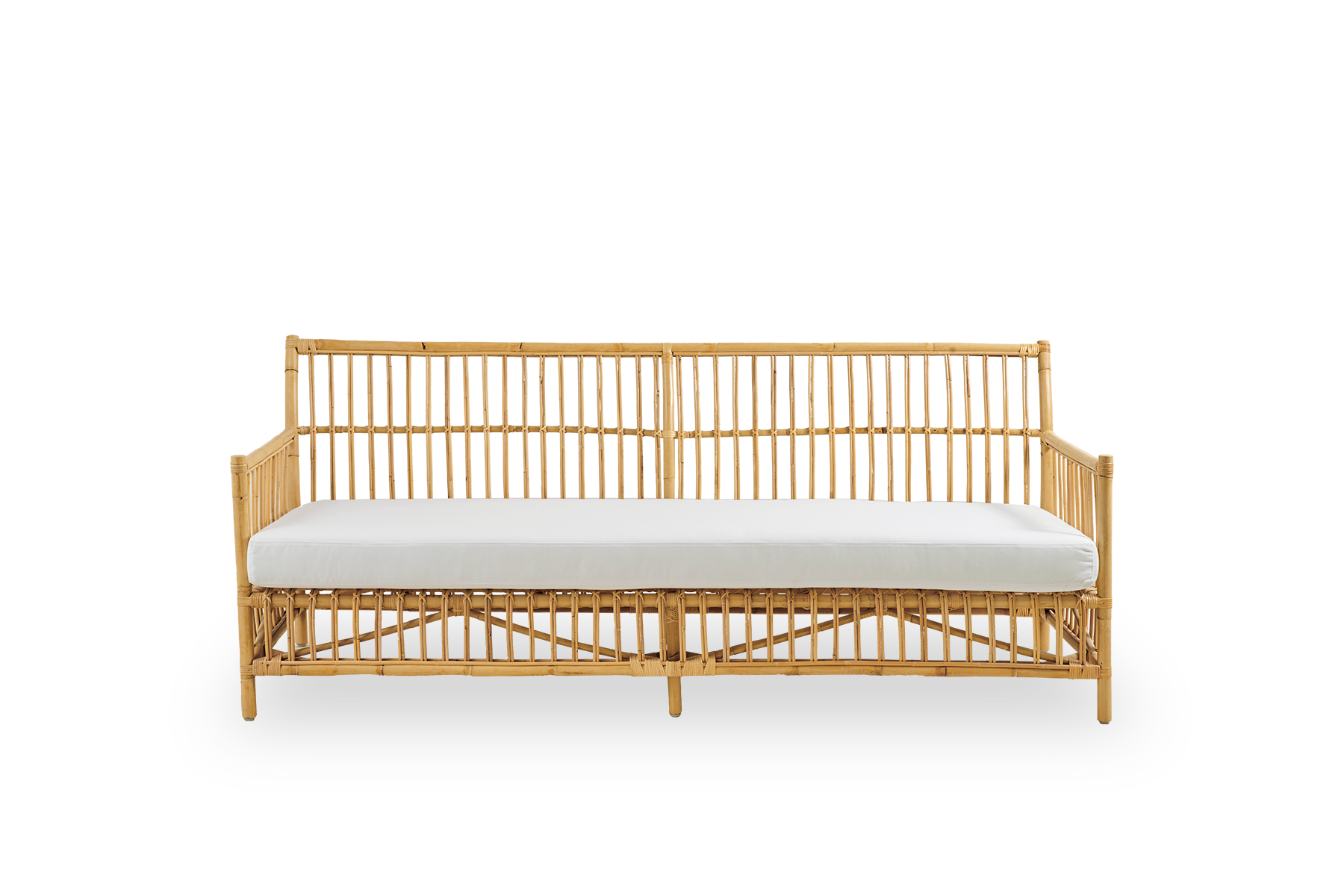 Ren front vinkel af Caroline udendørs 3-personers sofa i farven Natural, et simpelt og elegant dansk design. Aluminiumsramme i rattan-look med ArtFibre-bindinger.