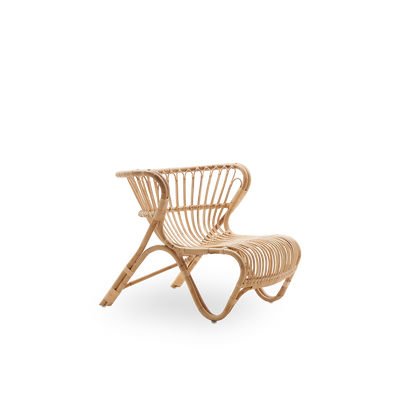 Side view af Fox loungestol i naturlig rattanfarve, designet af Viggo Boesen. Lav, kurvet fletloungestol, håndlavet i rattan af høj kvalitet fra Indonesien.