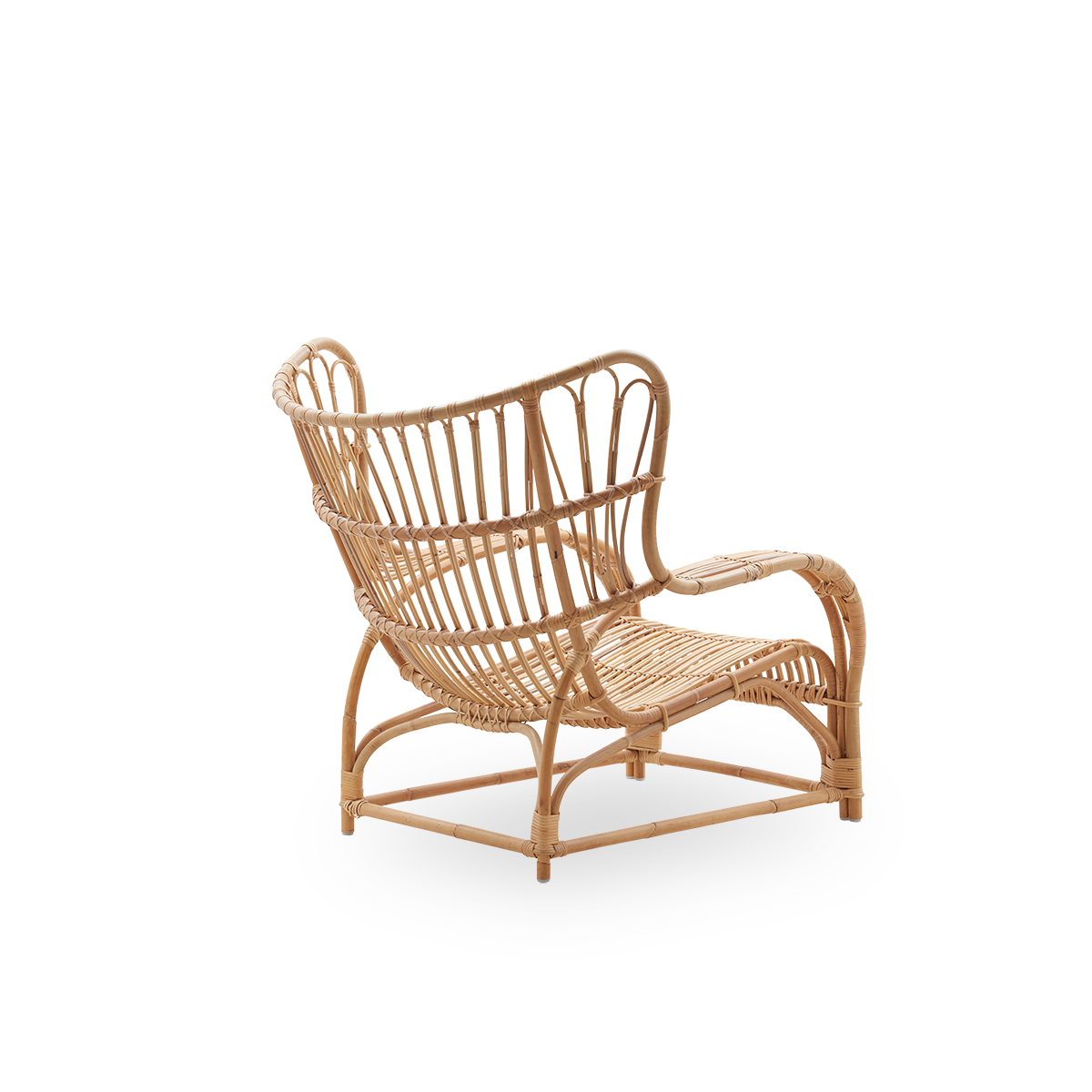 Bagfra vinkel af Teddy loungestol af Viggo Boesen, en stor og omsluttende loungestol inspireret af 1800-tallets øreklapstol. Håndlavet af højkvalitets indonesisk rattan.
