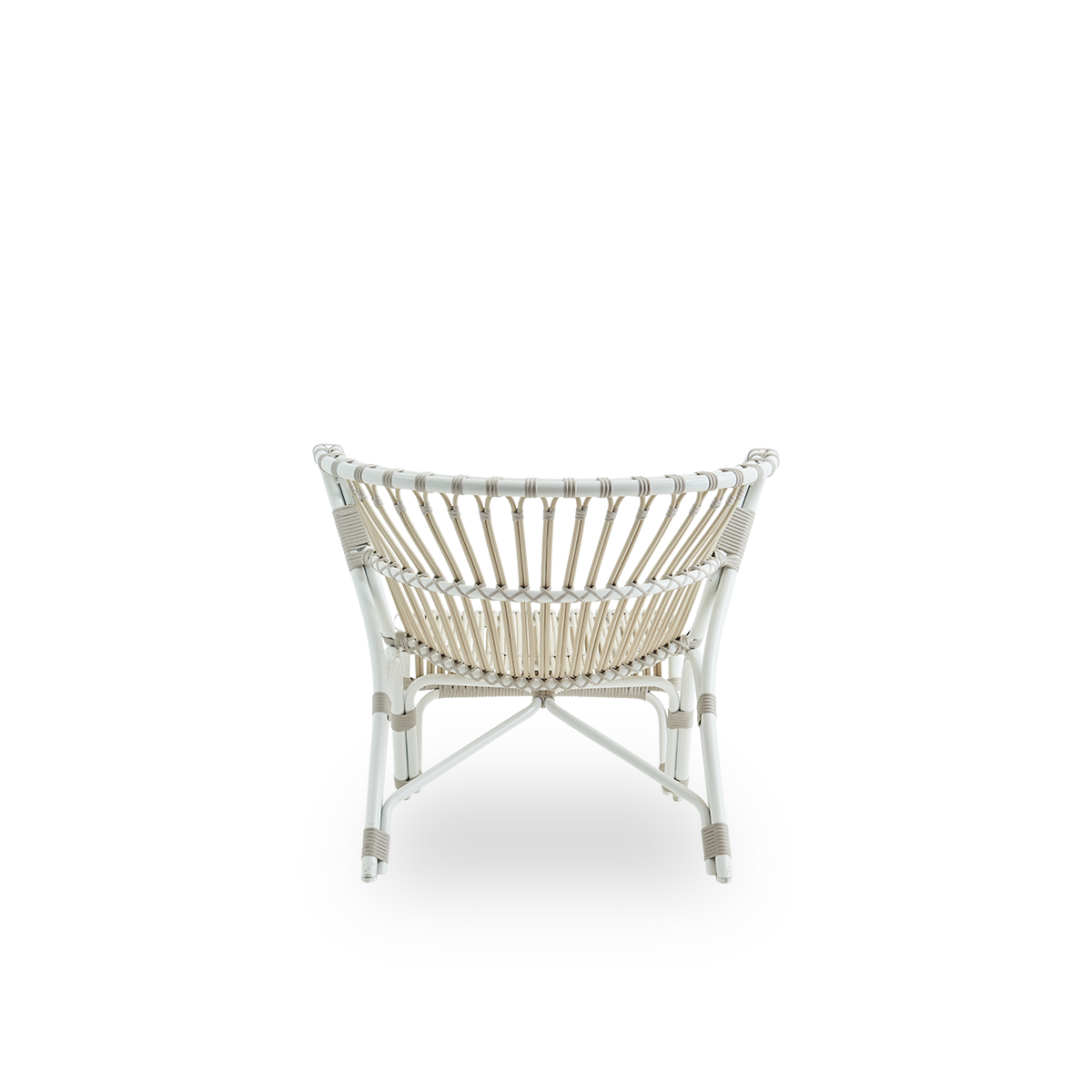 Bagfra vinkel af Fox udendørs loungestol i farven duehvid, prisvindende design af Viggo Boesen. En lav, buet loungestol med håndbøjet aluminiumsramme og flettede ArtFibre-detaljer.