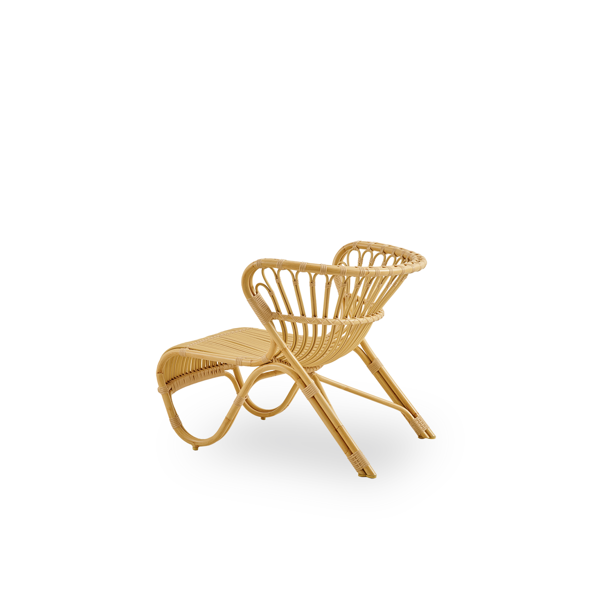 Bagfra vinkel af Fox udendørs loungestol i naturligt rattanlook, prisvindende design af Viggo Boesen. En lav, buet loungestol med håndbøjet aluminiumsramme og flettede ArtFibre-detaljer.