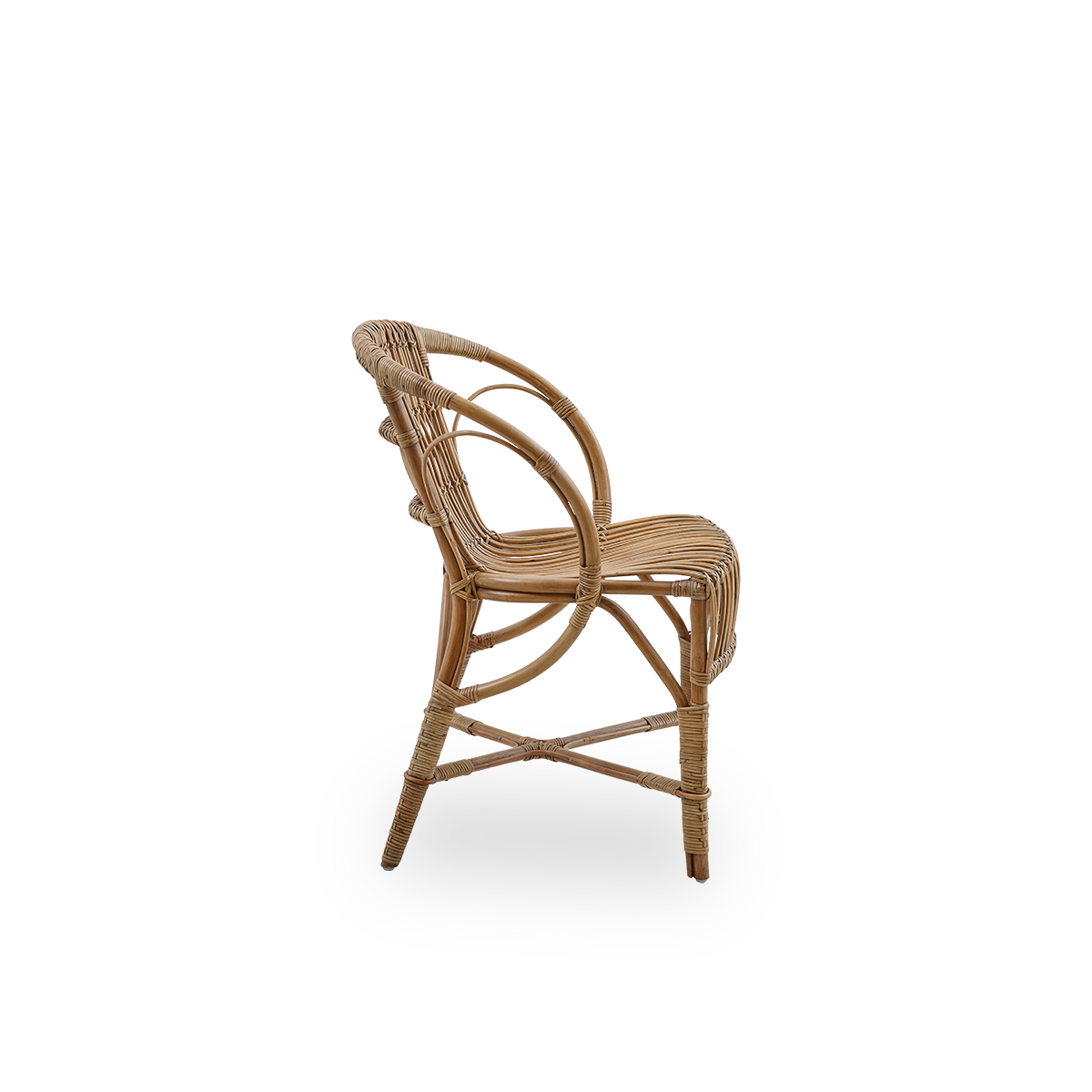 Ren sidevisning af Robert spisebordsstol i antik brun farve designet af Robert W. Elegant fletstol håndlavet af høj kvalitet indonesisk rattan.