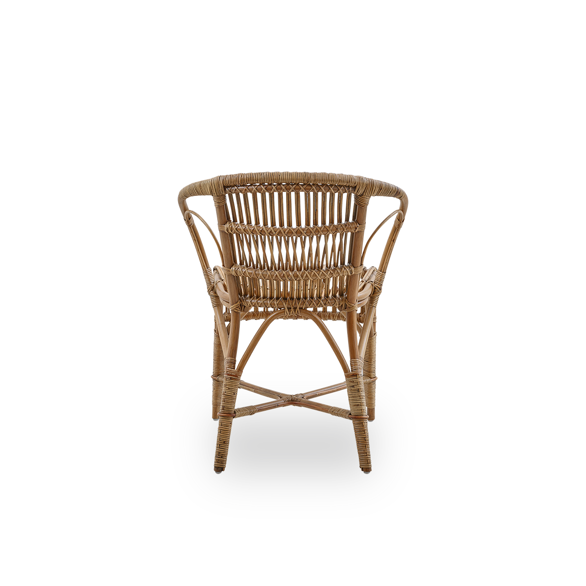 Bagfra vinkel af Robert spisestol i farven antikbrun, designet af Robert W. Elegant fletstol håndlavet af indonesisk rattan af høj kvalitet.