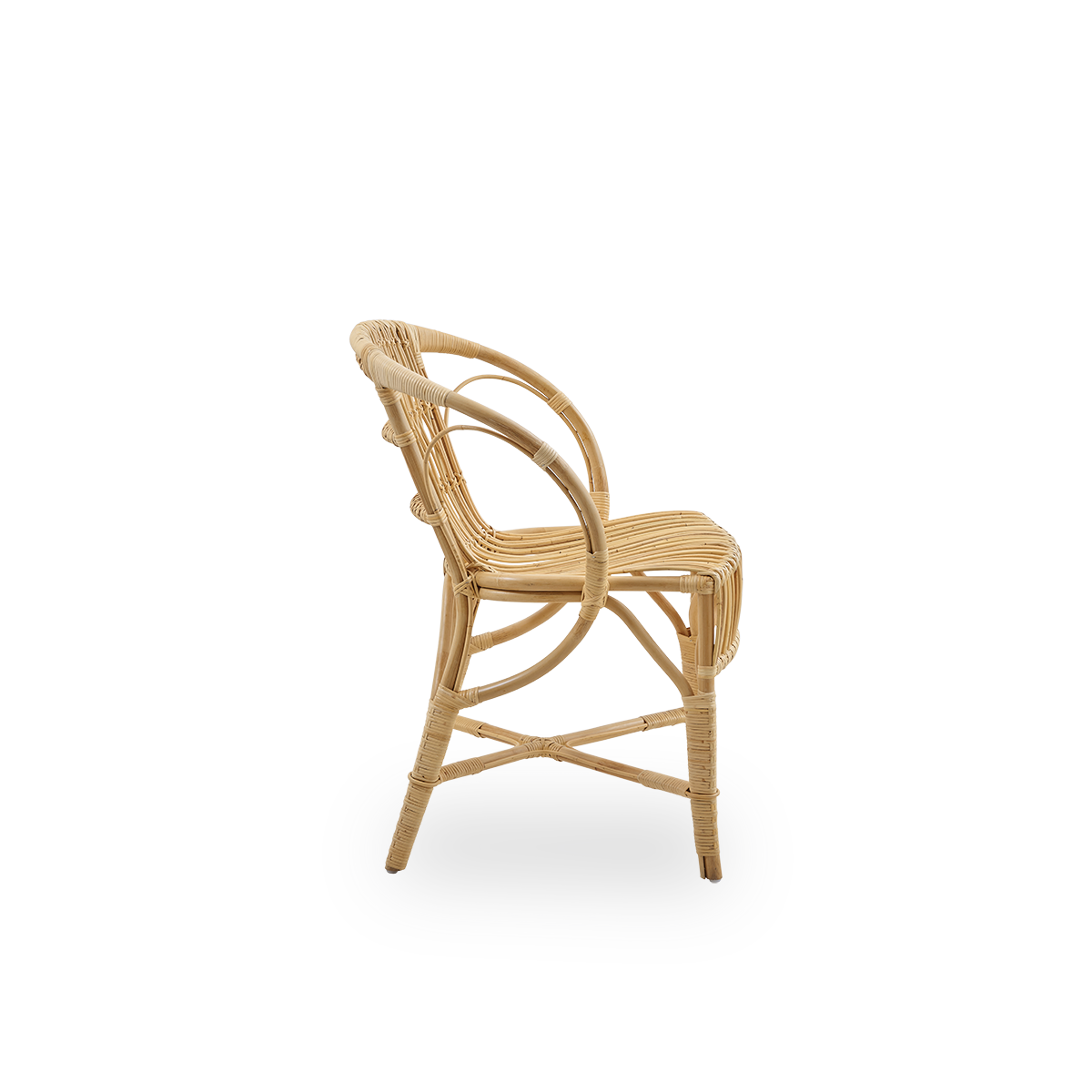 Ren sidevisning af Robert spisebordsstol i naturlig farve designet af Robert W. Elegant fletstol håndlavet af høj kvalitet indonesisk rattan.