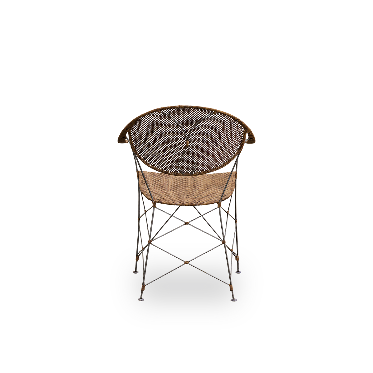 Bagfra vinkel af Funky spisestol designet af Yuzuru Yamakawa. Stolen har en stålramme med håndflettet sæde og ryglæn i indonesisk rattan af høj kvalitet i farven hasselnød.