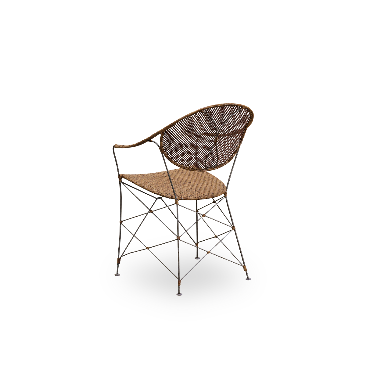 Sidevinkel bagfra af Funky spisebordsstolen, designet af Yuzuru Yamakawa.
Stolen har en stålramme med håndflettet sæde og ryg, lavet af højkvalitets indonesisk rattan i hasselnøddefarve.