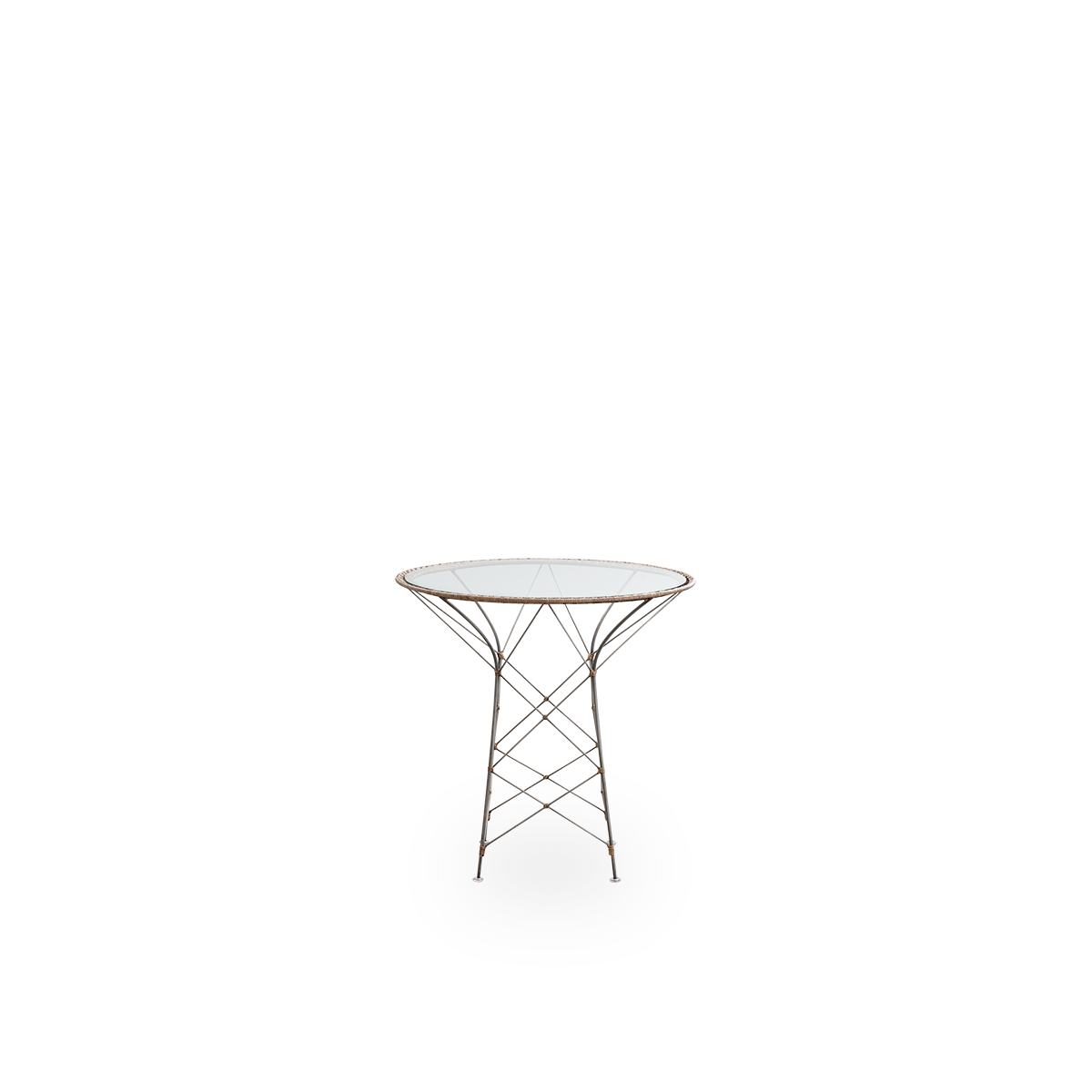 Ren front vinkel af Funky cafébord, designet af Yuzuru Yamakawa.
Bordet har en rund glasbordplade og en stålramme, håndflettet med indonesisk rattan i hasselnøddefarve.