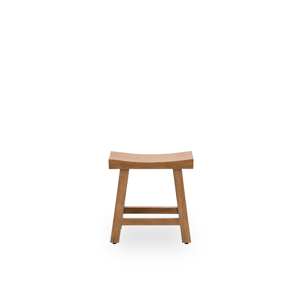 Ren front vinkel af Charles skammel, en elegant skammel fremstillet af patineret teak, lavet af indonesisk lovligt træ med en rustik finish.