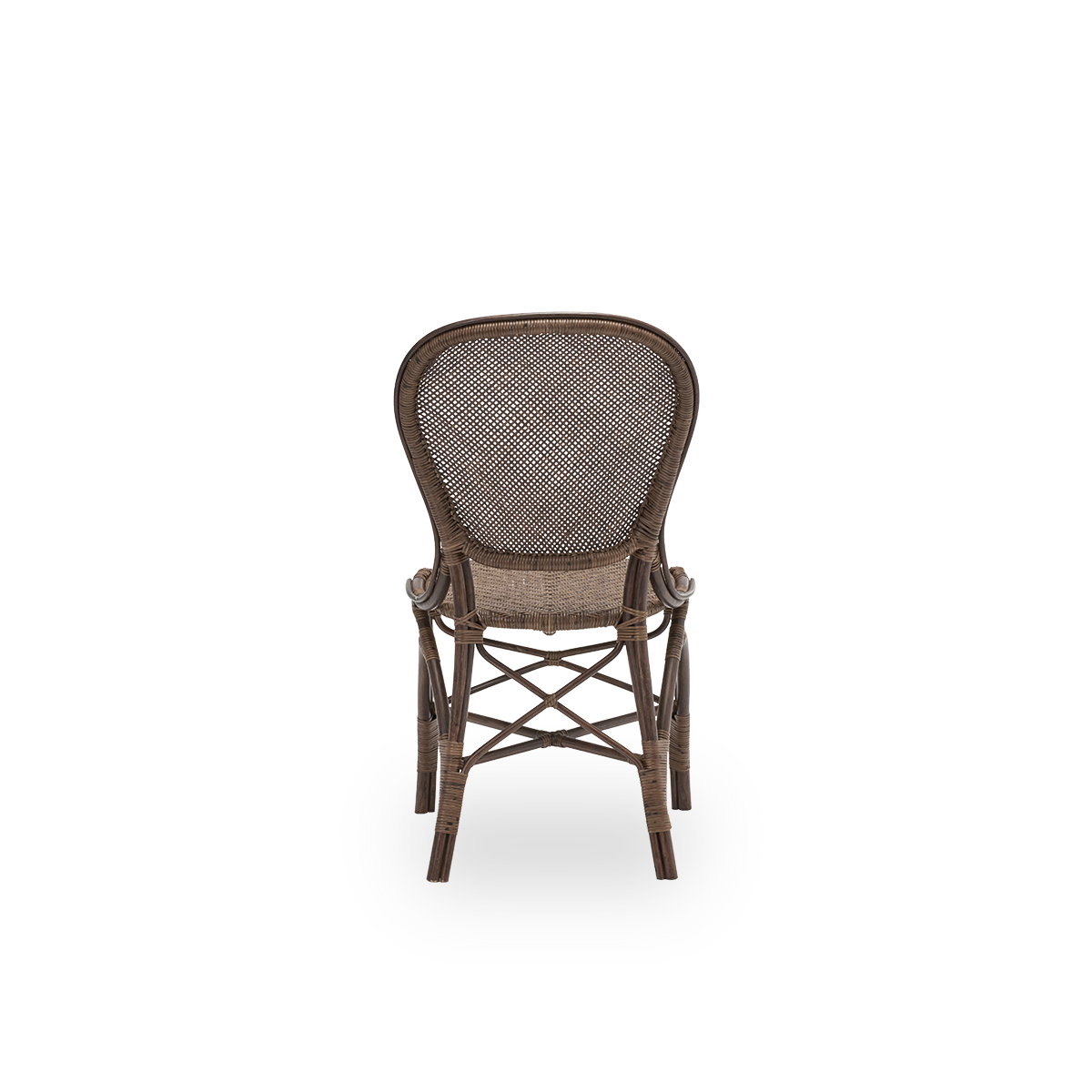 Ren bagvisning af Rossini spisebordsstol, i brun rattan. Designet i 1993 af Knud Andreasen fra Sika-Design sammen med den japanske designer Yamakawa og er husets signaturstol. Håndlavet i indonesisk rattan af høj kvalitet.
