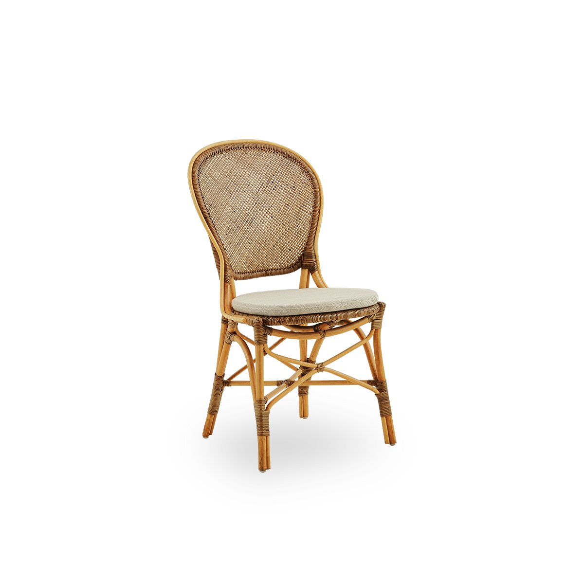 Side view af Rossini spisestol i Cherry farve. Elegant fletstol med rund ryg i simpelt design. Håndlavet i højkvalitets rattan.