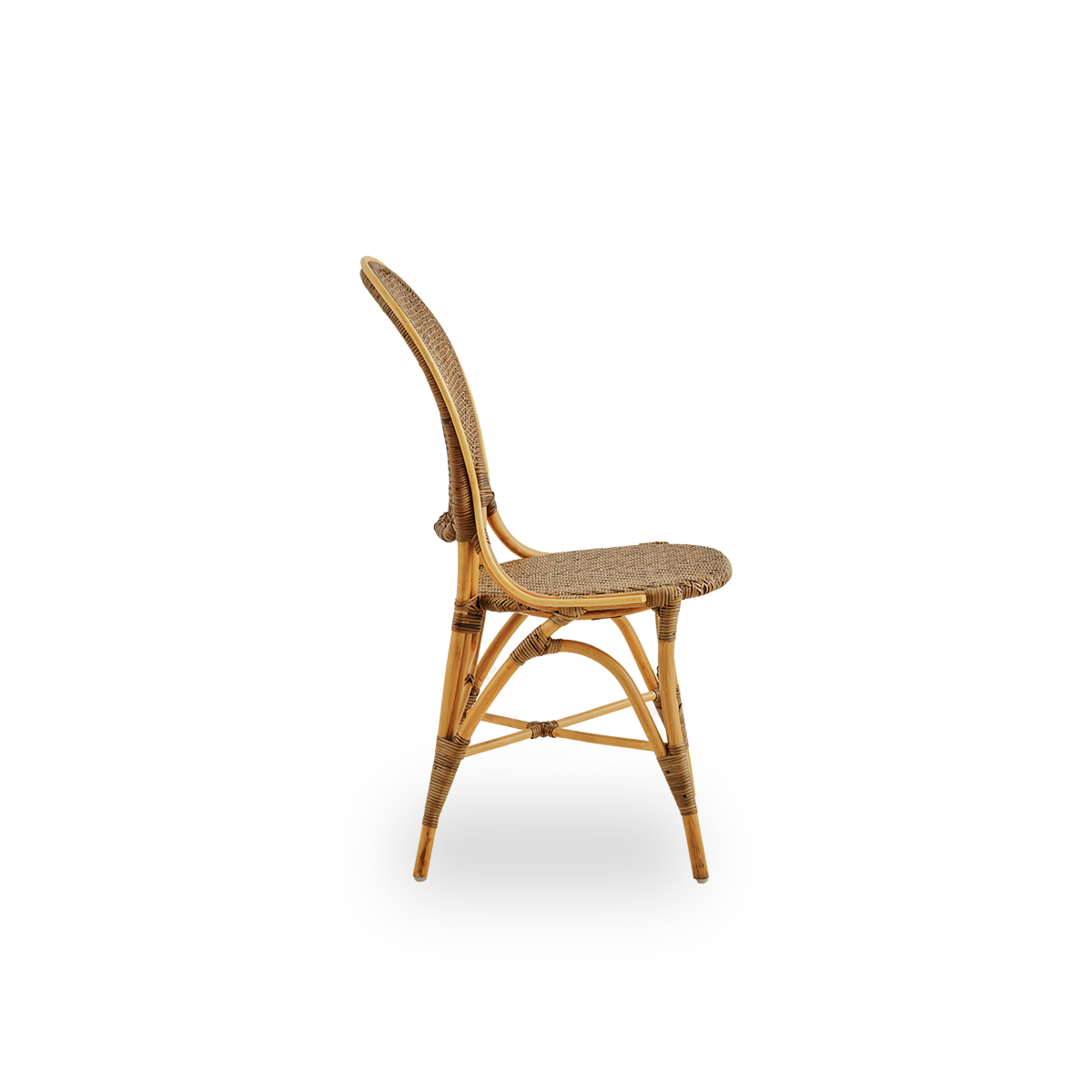 Ren sidevisning af Rossini spisebordsstol i kirsebærfarve. Elegant fletstol med rund ryg i enkelt design. Håndlavet af høj kvalitet rattan.