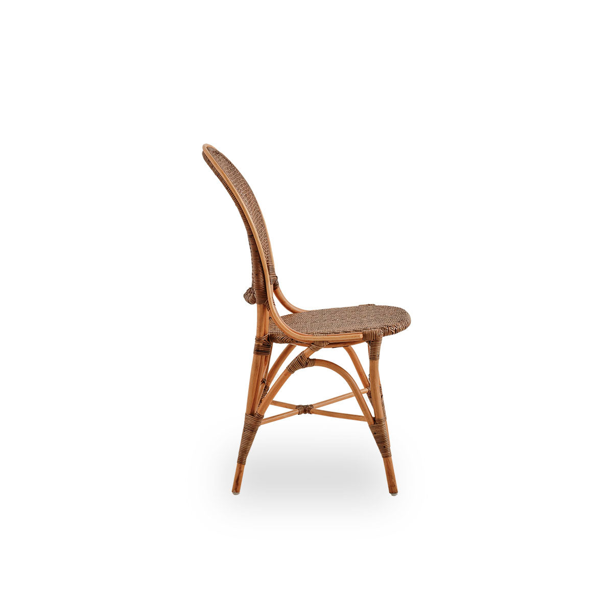 Ren sidevisning af Rossini spisebordsstol i kirsebærfarve. Elegant fletstol med rund ryg i enkelt design. Håndlavet af høj kvalitet rattan.