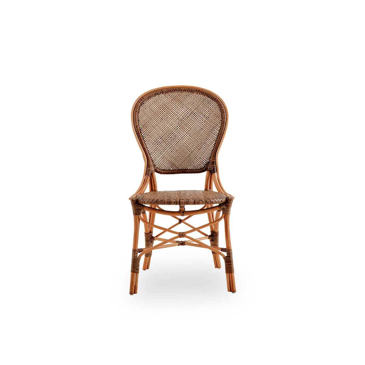 Ren front vinkel af Rossini spisebordsstol i kirsebærfarve.
Elegant fletstol med rundt ryglæn i et enkelt design. Håndlavet af højkvalitets rattan.