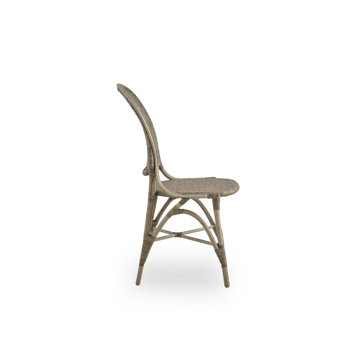 Ren sidevisning af Rossini spisebordsstol i taupe farve. Elegant fletstol med rund ryg i enkelt design. Håndlavet af høj kvalitet rattan.