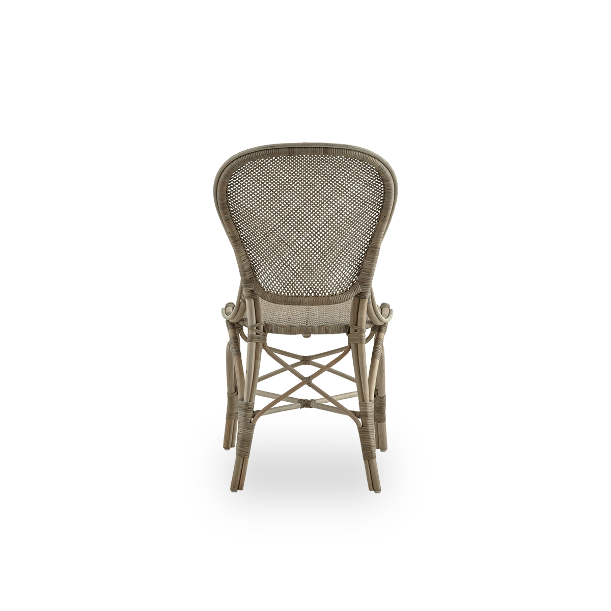 Bagfra vinkel af Rossini spisestol i farven taupe. Elegant fletstol med rund ryg i et enkelt design. Håndlavet af rattan af høj kvalitet.