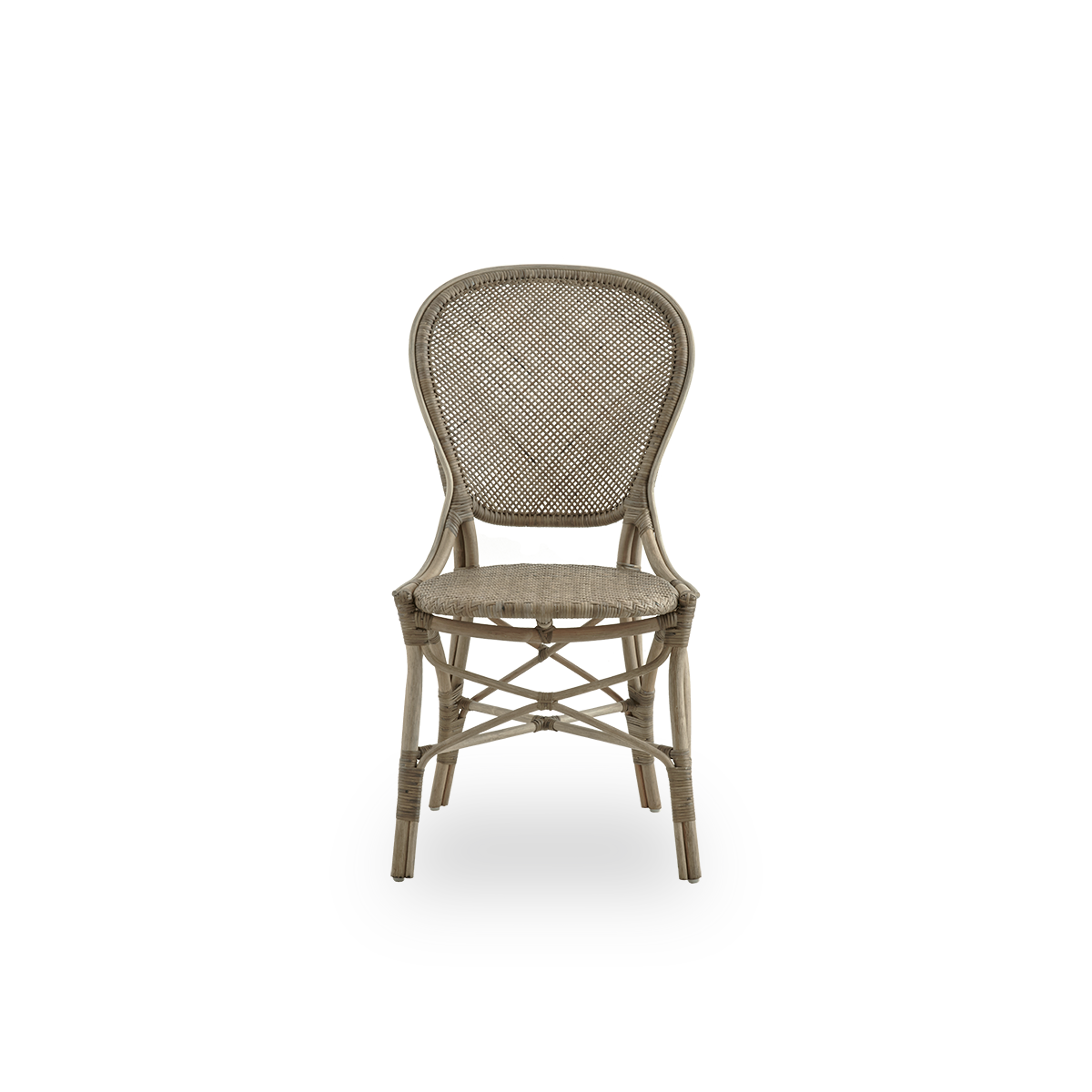 Ren front vinkel af Rossini spisebordsstol i taupe farve.
Elegant fletstol med rundt ryglæn i et enkelt design. Håndlavet af højkvalitets rattan.