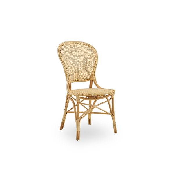 Side view af Rossini spisestol i naturlig rattan. Elegant fletstol med rund ryg i simpelt design. Håndlavet i højkvalitets rattan.