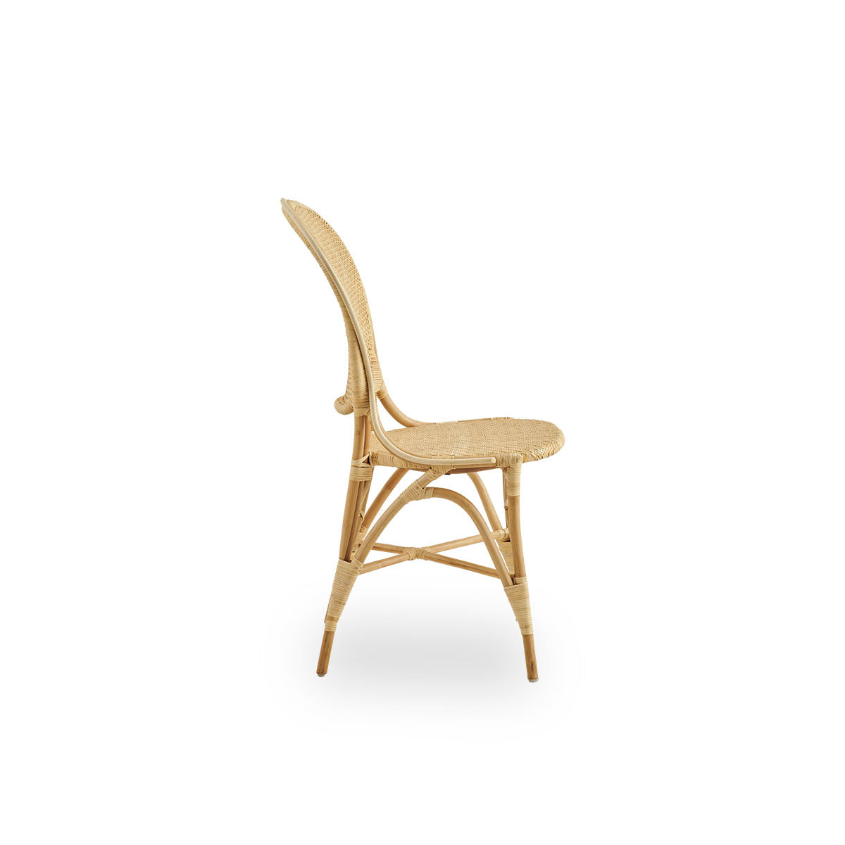 Ren sidevisning af Rossini spisebordsstol i naturlig rattan. Elegant fletstol med rund ryg i enkelt design. Håndlavet af høj kvalitet rattan.