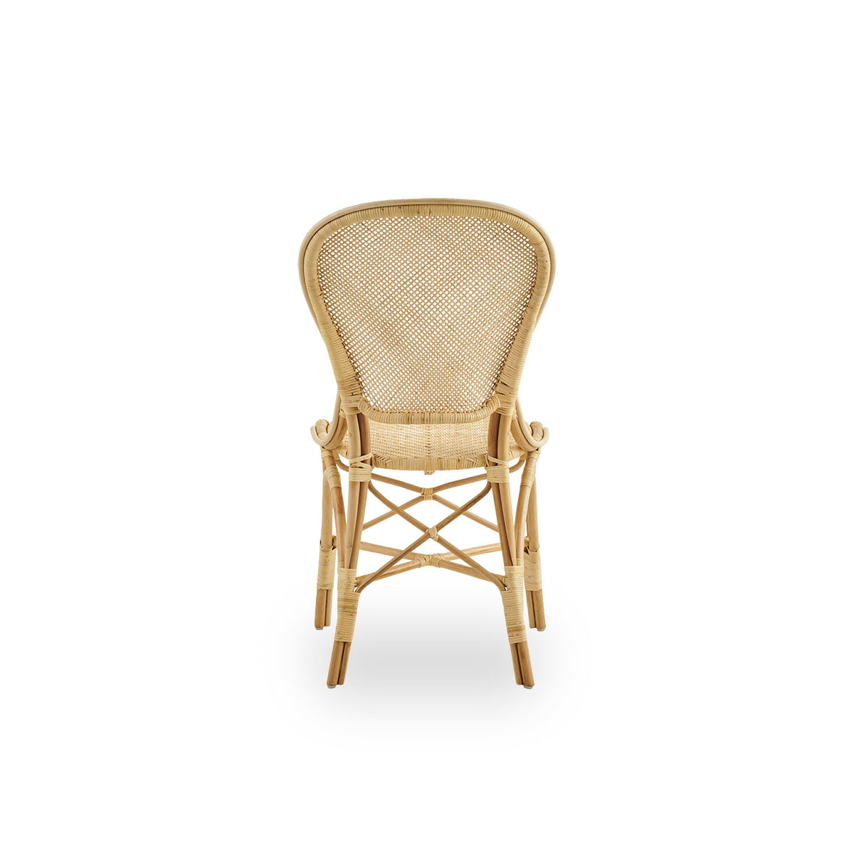 Bagfra vinkel af Rossini spisestol i naturfarvet rattan. Elegant fletstol med rund ryg i et enkelt design. Håndlavet af rattan af høj kvalitet.