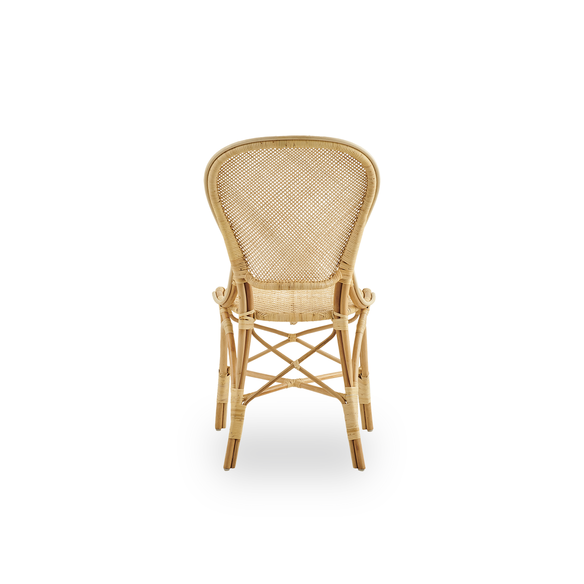 Bagfra vinkel af Rossini spisestol i naturfarvet rattan. Elegant fletstol med rund ryg i et enkelt design. Håndlavet af rattan af høj kvalitet.