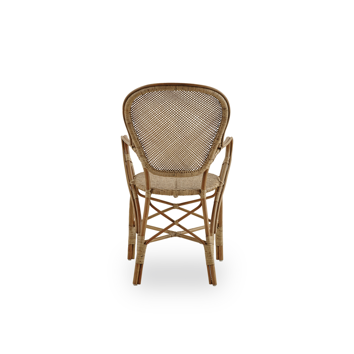Bagfra vinkel af Rossini spisestol med armlæn i farven antikbrun. Elegant fletstol med rund ryg og armlæn i et enkelt design. Håndlavet af rattan af høj kvalitet.