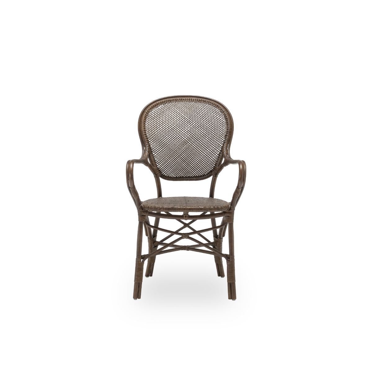 Forsidevisning af Rossini spisebordsarmstol, i brun rattan. Designet i 1993 af Knud Andreasen fra Sika-Design sammen med den japanske designer Yamakawa og er husets signaturstol. Håndlavet i indonesisk rattan af høj kvalitet.