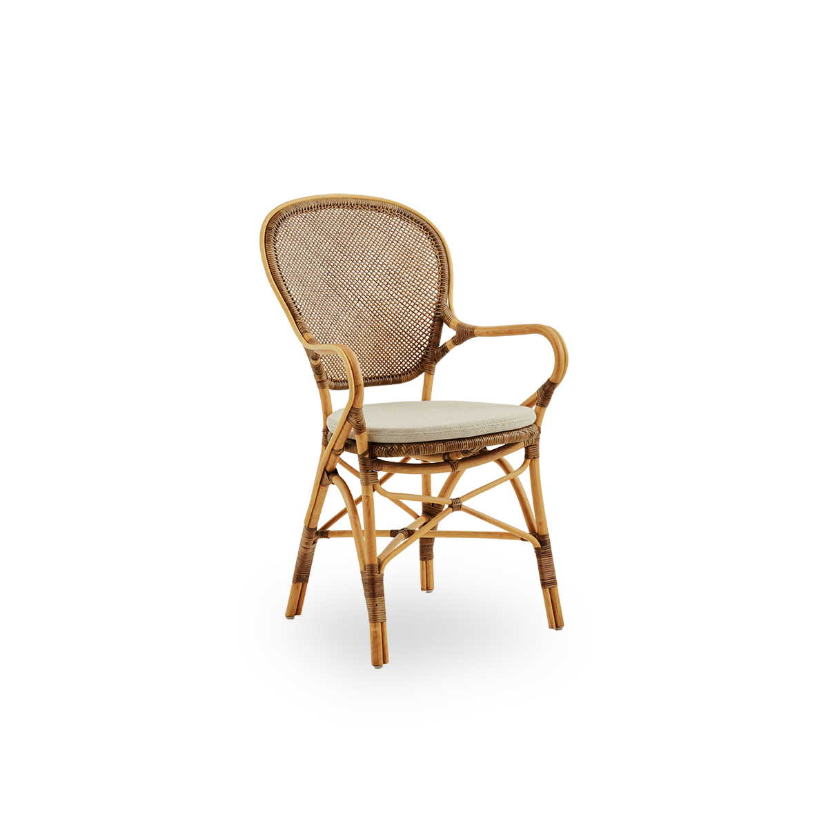 Side view af Rossini spisestol med armlæn i Cherry farve. Elegant fletstol med rund ryg og armlæn i simpelt design. Håndlavet i højkvalitets rattan.