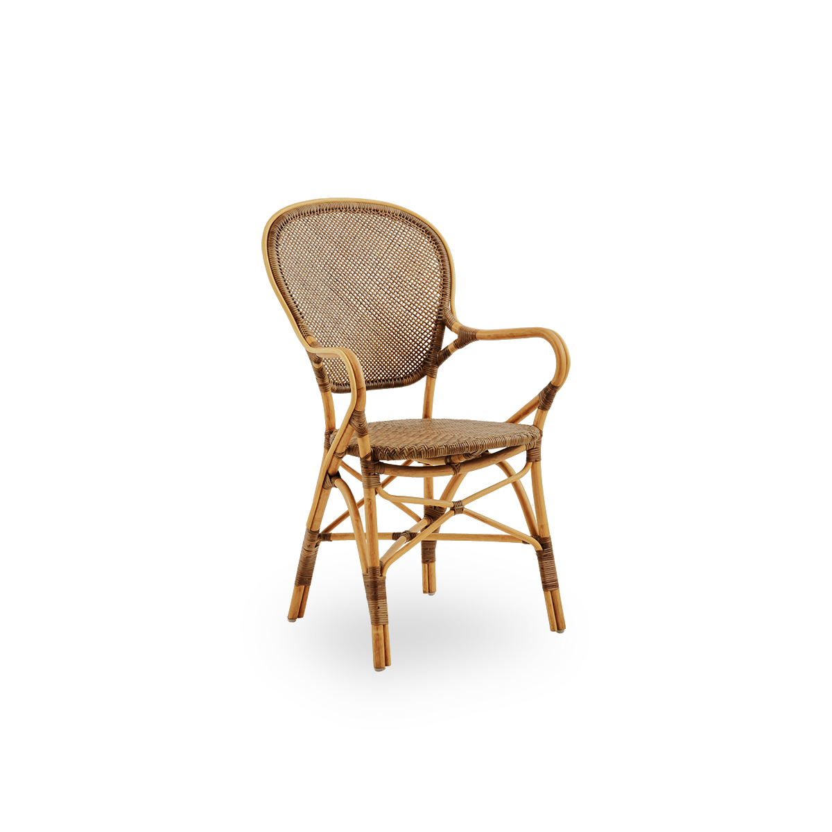 Side view af Rossini spisestol med armlæn i Cherry farve. Elegant fletstol med rund ryg og armlæn i simpelt design. Håndlavet i højkvalitets rattan.