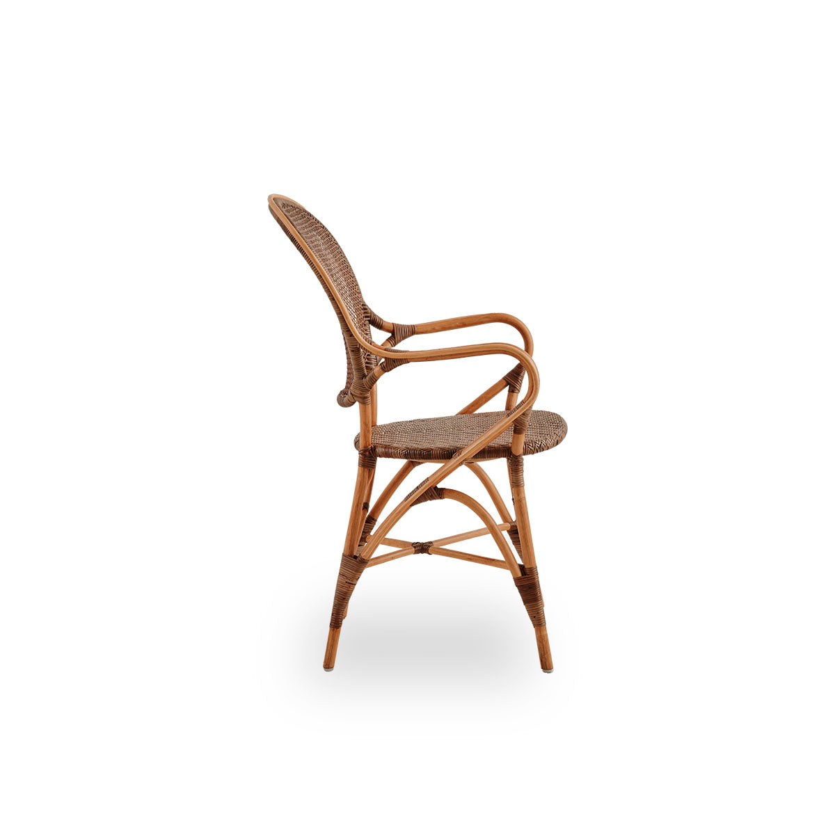 Ren sidevisning af Rossini spisebordsarmstol i kirsebærfarve. Elegant fletstol med rund ryg og armlæn i enkelt design. Håndlavet af høj kvalitet rattan.